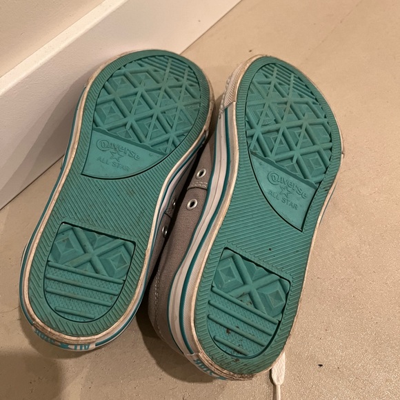Converse Junior size 5 shoes - Picture 2 of 2